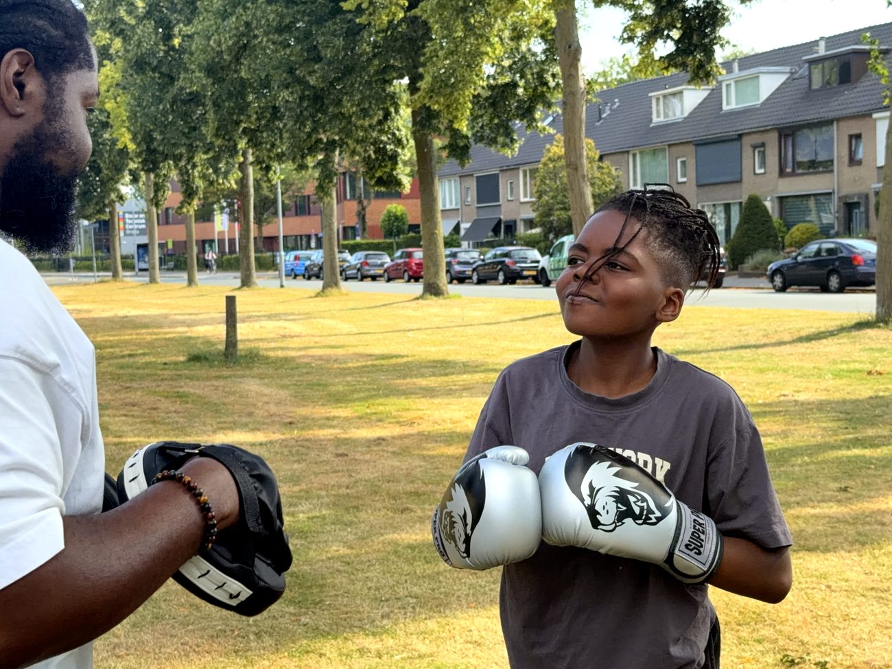 Trainer begeleidt jongeren tijdens een Rots & Ring training buiten